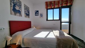 Łóżko lub łóżka w pokoju w obiekcie En el centro de Benidorm y con vistas al mar