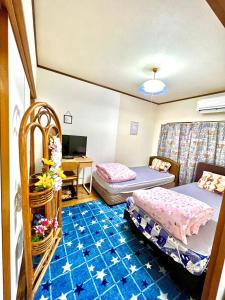 宮崎市にあるShirahama Harborのベッド2台とデスクが備わる客室です。