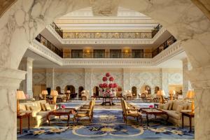 The Regency Hotel Kuwait tesisinde bir oturma alanı