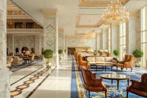 The Regency Hotel Kuwait tesisinde bir oturma alanı