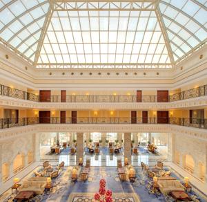 The Regency Hotel Kuwait tesisinde bir restoran veya yemek mekanı