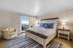 1 dormitorio con 1 cama, 1 silla y 1 ventana en Monterey Dune Dream, en Moss Landing