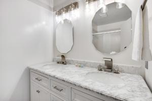 uma casa de banho branca com um lavatório e 2 espelhos em Monterey Dune Dream em Moss Landing