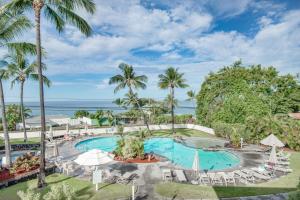 an overhead view of a pool with chairs and umbrellas at Ali'i Cove B1 in Kailua-Kona