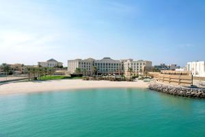 vistas a una playa con edificios en el fondo en The Regency Hotel Kuwait, en Kuwait