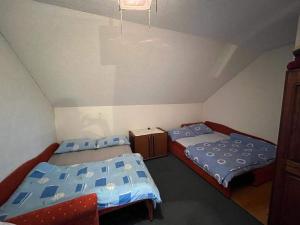 Ένα ή περισσότερα κρεβάτια σε δωμάτιο στο Sobe i apartmani Dragović +3 φωτογραφίες