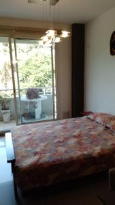 1 dormitorio con cama y ventana grande en Cañitas en Buenos Aires