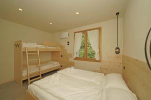 1 Schlafzimmer mit 2 Etagenbetten und einem Fenster in der Unterkunft La Fontanina in Vobarno