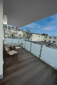 um pátio com uma mesa e cadeiras numa varanda em -Zentrale Wohnung-Balkon-Desingerküche- em Bielefeld