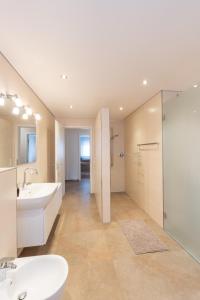ein großes Bad mit 2 Waschbecken und einer Dusche in der Unterkunft -Zentrale Wohnung-Balkon-Desingerküche- in Bielefeld