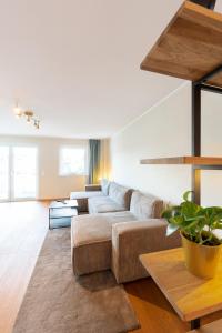 ein Wohnzimmer mit einem Sofa und einem Tisch in der Unterkunft -Zentrale Wohnung-Balkon-Desingerküche- in Bielefeld