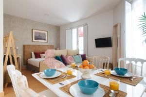 a living room with a table with bowls of oranges on it at Hostly Acetres 2A-Penthouse in City Center-Fibre-Parking Opt in Seville