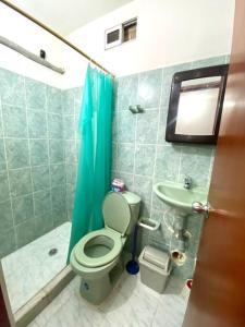 y baño con aseo y lavamanos. en 2023 Apartamento Amoblado Múltiple Nogales, en Santa Marta