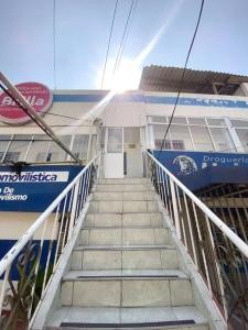 Una escalera que conduce a un edificio con el sol detrás. en 2023 Apartamento Amoblado Múltiple Nogales, en Santa Marta
