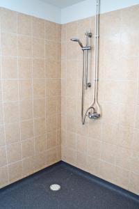 La salle de bains est pourvue d'une douche et de toilettes. dans l'établissement Guest Homes - Clacton Coastal Hideaway, à Clacton-on-Sea