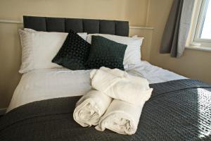 Кровать или кровати в номере Host & Stay - Clacton Coastal Hideaway