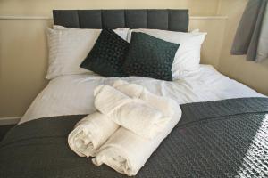 Кровать или кровати в номере Host & Stay - Clacton Coastal Hideaway