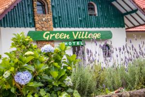 Um certificado, prêmio, placa ou outro documento exibido em Green Village Hotel
