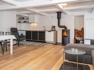 Kuchyň nebo kuchyňský kout v ubytování Holiday home Allingåbro XXIV