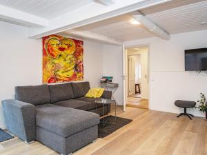 una sala de estar con sofá y una pintura en la pared en Holiday home Allingåbro XXIV, en Allingåbro