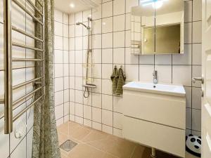 Ванна кімната в 6 person holiday home in SÖLVESBORG-By Traum