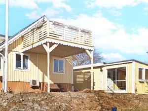 una casa en construcción con un porche en la parte superior en Holiday home SÖLVESBORG XVI, en Sölvesborg