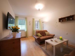 ein Wohnzimmer mit einem Sofa und einem Tisch in der Unterkunft Ferienwohnung Böck, Wengen im Allgäu in Weitnau