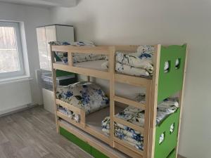 Zimmer mit 3 Etagenbetten in einem Zimmer in der Unterkunft V uličce in Velké Losiny