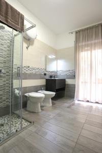 uma casa de banho com um WC, um lavatório e um chuveiro em Vomero Maison em Nápoles