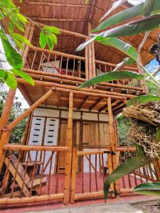 une maison en bambou avec un toit de chaume dans l'établissement Casa Entera Finca Cometa, à San Agustín