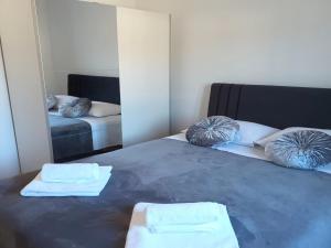 um quarto com 2 camas e toalhas em Holiday Home Gabi em Sibenik