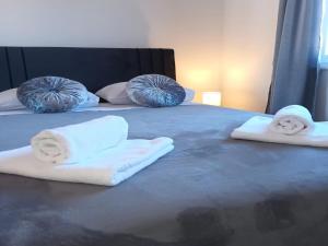 duas toalhas numa cama com duas almofadas em Holiday Home Gabi em Sibenik
