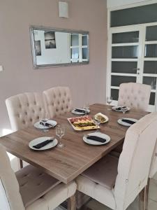 uma mesa de jantar com cadeiras e uma mesa com comida em Holiday Home Gabi em Sibenik