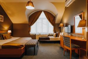 a hotel room with two beds and a window at Hotel Piano in Szeged