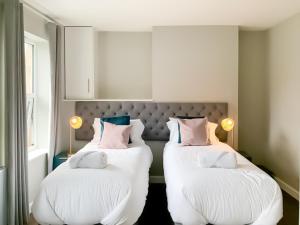 1 dormitorio con 2 camas con almohadas en Nap Bristol East en Bristol