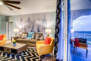 A seating area at Laketown Wharf 1530 By Aneliya Még 148 kép