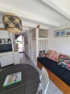 uma sala de estar com um sofá e uma mesa em Appartement au bord de mer em Carnac