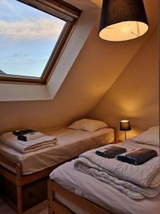 um quarto no sótão com 2 camas e uma janela em Appartement au bord de mer em Carnac
