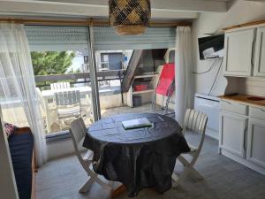 Kuchyňa alebo kuchynka v ubytovaní Appartement au bord de mer
