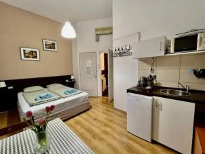 A kitchen or kitchenette at A13 Parliament Sunflower Cozy Apartment