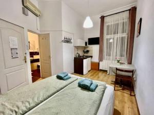A bed or beds in a room at A13 Parliament Sunflower Cozy Apartment