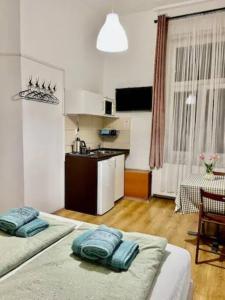 Posteľ alebo postele v izbe v ubytovaní A13 Parliament Sunflower Cozy Apartment