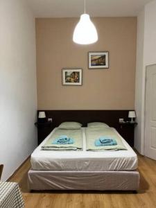 A bed or beds in a room at A13 Parliament Sunflower Cozy Apartment