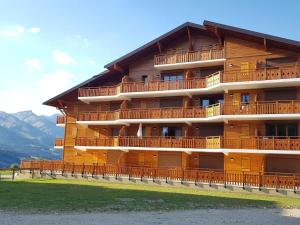 德沃吕伊Studio Cabine Neuf 4P, Terrasse, Parking Gratuit - FR-1-504-597的侧面有阳台的大楼