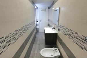 bagno con lavandino, servizi igienici e specchio di Vomero Maison a Napoli