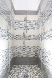 uma casa de banho com um chuveiro e uma porta de vidro em Vomero Maison em Nápoles