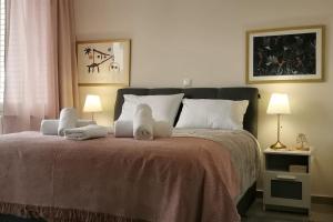ein Schlafzimmer mit einem Bett mit zwei Handtüchern darauf in der Unterkunft Διαμέρισμα studioJoy4stay στο Χαλάνδρι in Athen