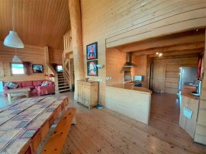 O bucătărie sau chicinetă la Chalet de luxe 6 pièces 14 personnes avec cheminée, Wi-Fi et parking privé - FR-1-504-625