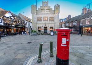 霍舍姆Talbot Lane Cottage Horsham By My Getaways的街道中央的一个红色邮筒 更多24张照片