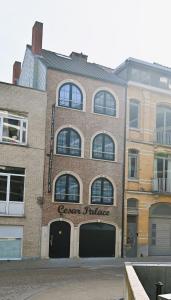 een bakstenen gebouw met een bord aan de zijkant bij Cesar Palace in Oostende